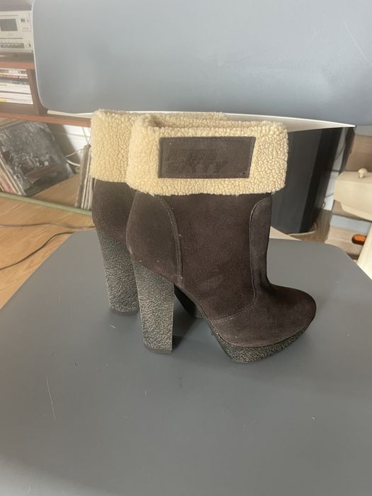 Botins em camurça castanhos marca Miss Sixty