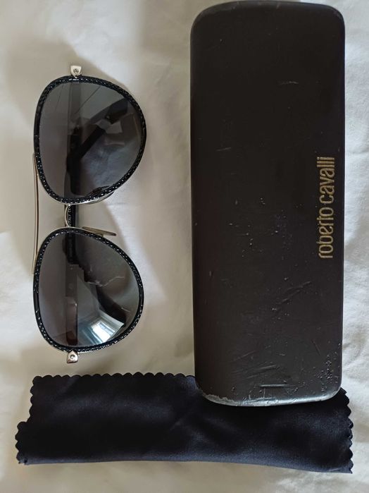 Óculos de sol pretos de marca Roberto Cavalli autênticos, impecáveis e sem riscos. A caixa dos óculos é que está um pouco riscada de andar na mala.