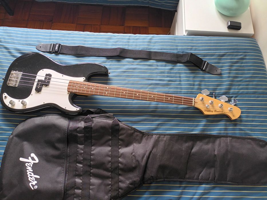 Vendo baixo Harley Benton e amplificador Fender .