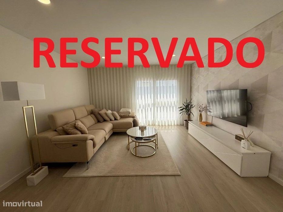 T2 Semi-New Apartment in Casas do Lago Development, Serra Carnaxide, with Two Parking Spaces...