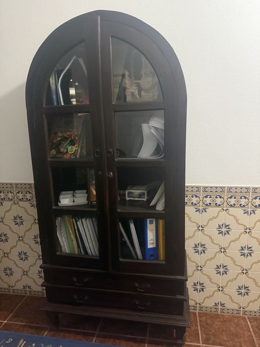 Livraria / Vitrine em madeira maciça com portas de vidro – como nova