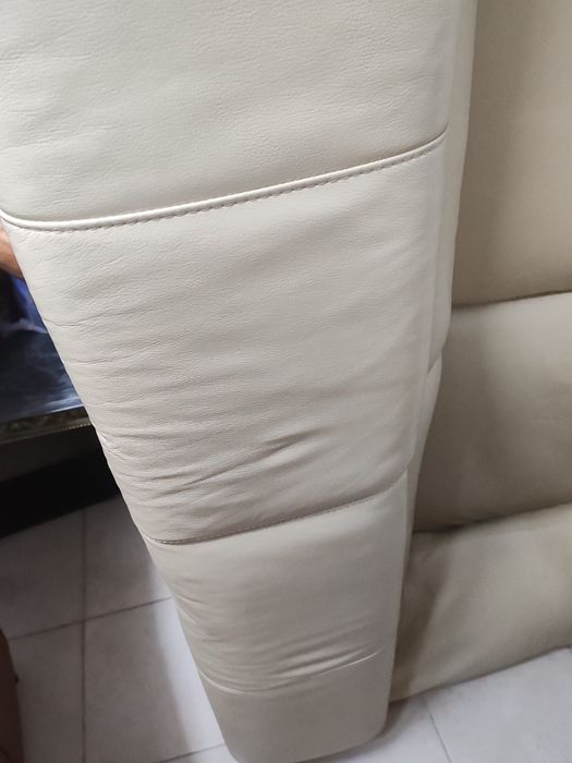 Conjunto de sofás brancos em pele.