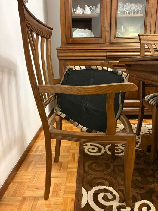 Mesa de jantar + Aparador com cristaleira