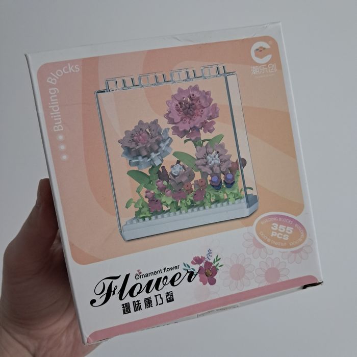 Конструктор букет квітів під захисним прозорим купулом квіти в колбі