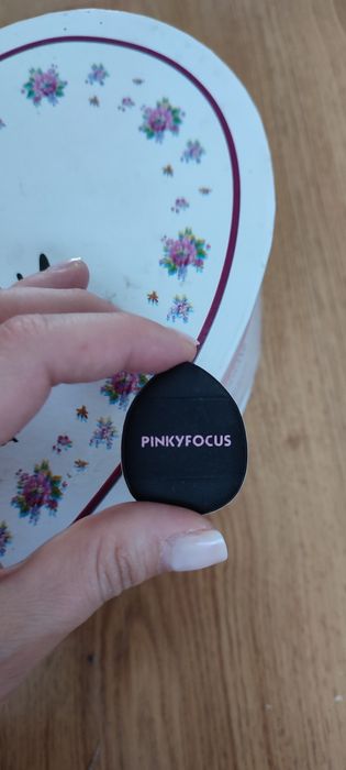 Kosmetyki, rzęsy, spinka, podkład