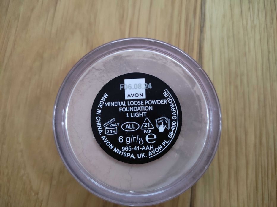 Puder mineralny Avon Light (Avon Make Up +Care Puder mineralny - Light - 6g