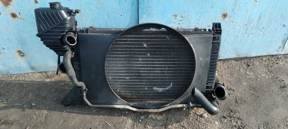 Радіатор основний для Mercedes Sprinter 903 добрий стан