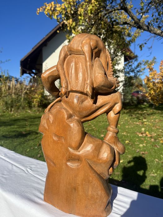 Drewniana rzeźba myśliwy