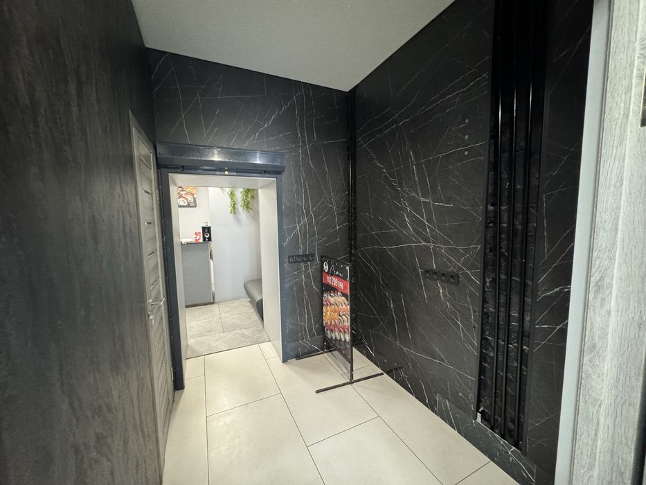 Під шоурум або магазин