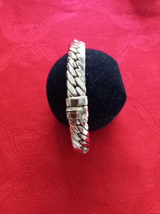 Pulseira  dourada com brilhantes  marca Shock