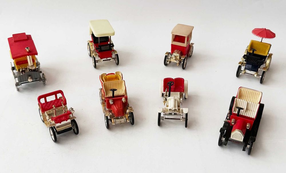 Lote 8 miniaturas CLÈ_ Esc.:1/43? Miniaturas de plastico com falhas pontuais em alguns modelos. Conjunto em muito bom estado geral.