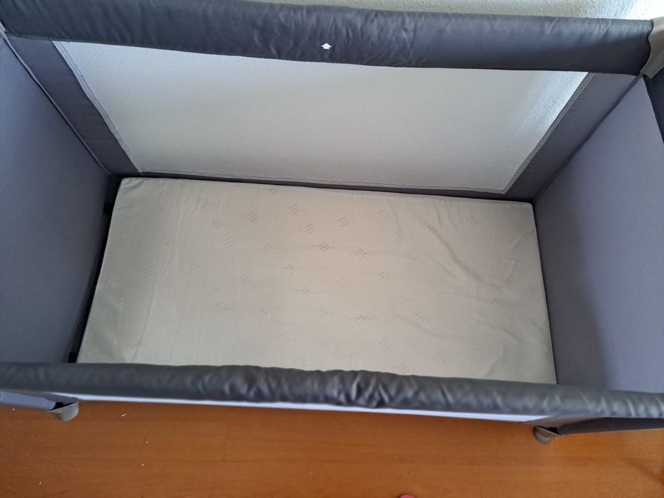 Berço Chicco cinzento