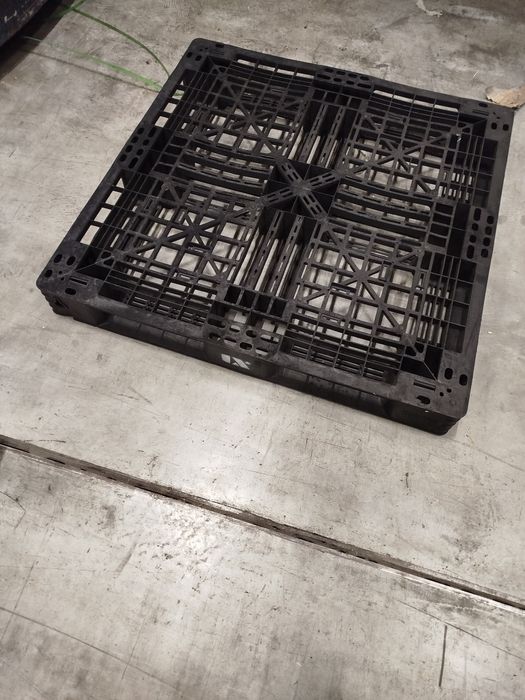 Palety plastikowe 14 szt.