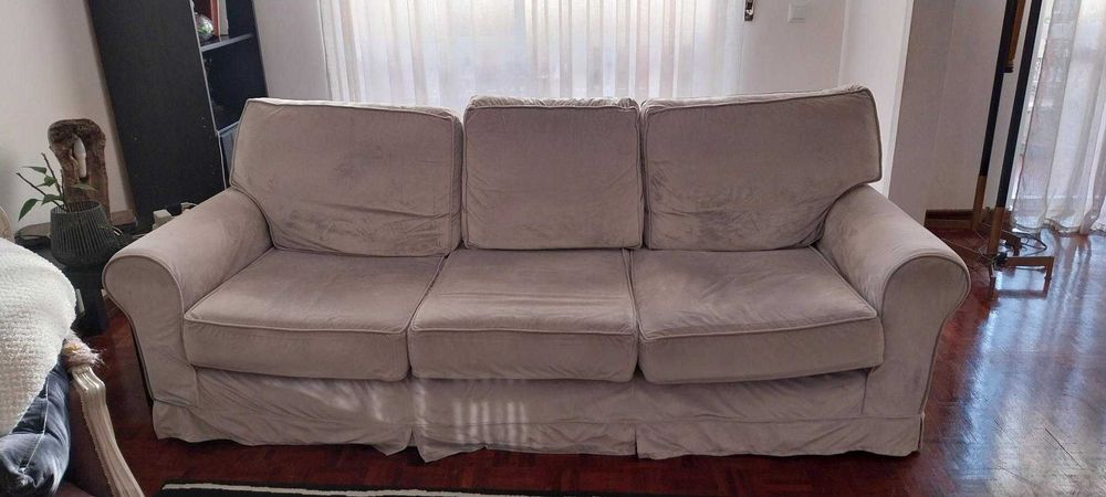 Sofá 3 lugares em veludo cinza claro