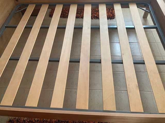 Cama de casal em madeira