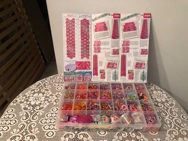 Koraliki, gumki i inne do robótek dla dzieci