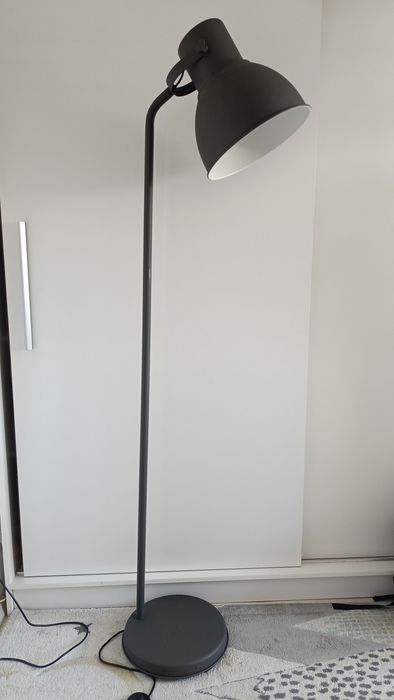 Nowoczesna lampa podłogowa