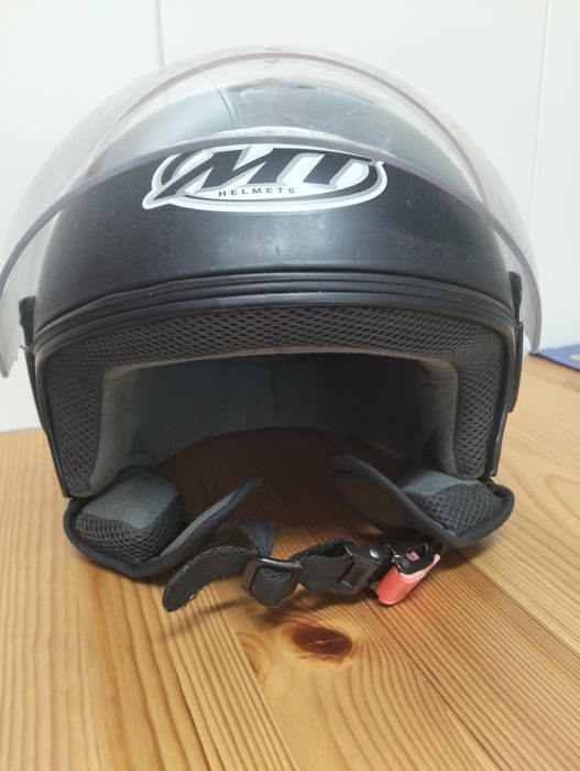 Capacete preto. Com a marca MT Helmets