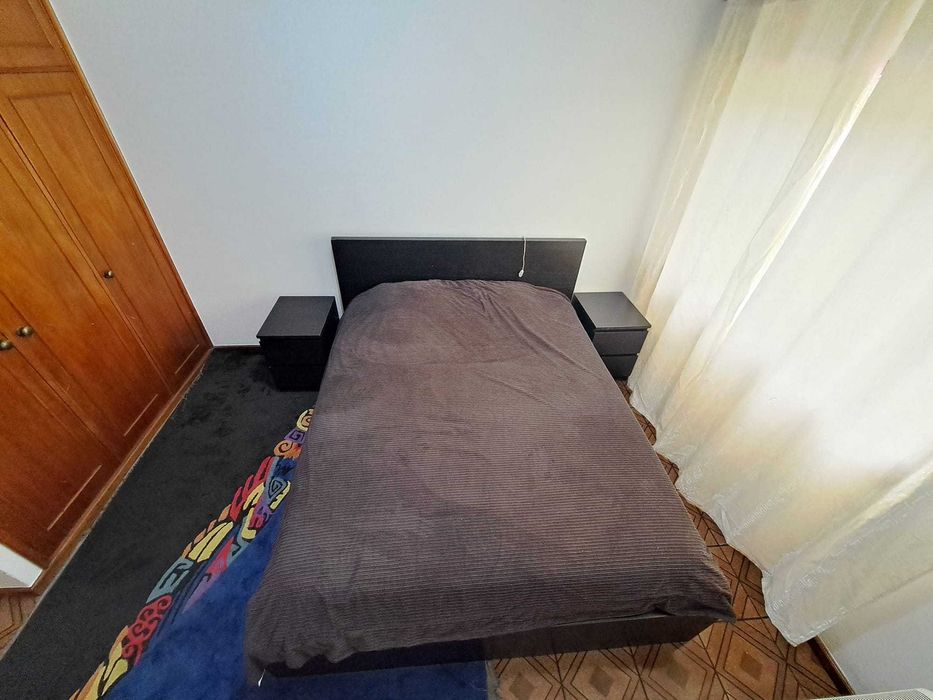Cama casal com colchão e dois cabeceiras,cómoda branca fica por 40€.