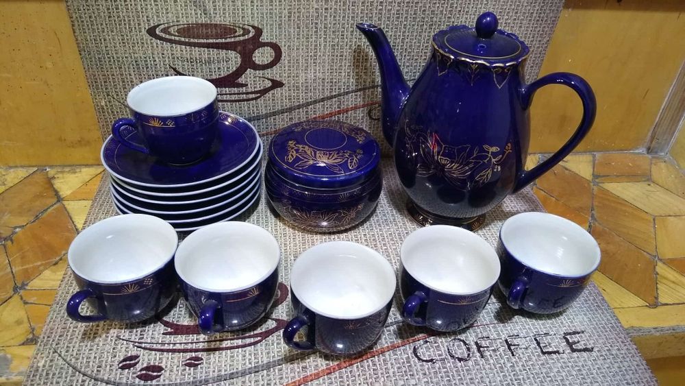 Piękny granatowy serwis do kawy