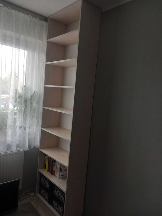 Regał z 8 pólkami