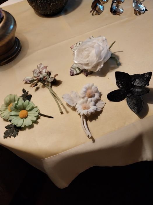 Flores de lapela antigas feitas a mão