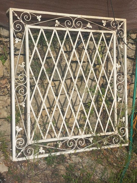 Grade de ferro forjado para janelas, com um padrão em losango, Medidas 1.37m por 1.47m