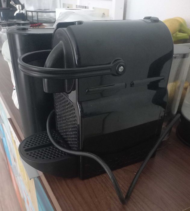 Maquina de café Nespresso + Suporte cápsulas