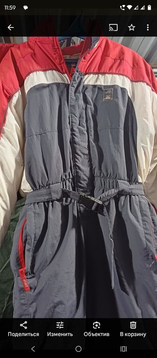 Горнолыжные теплые фирменные комбинезоны.