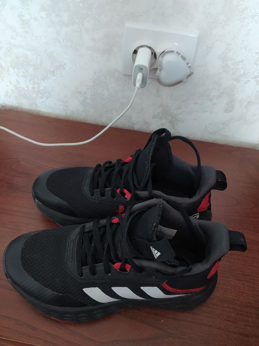 Продам кросівки adidas