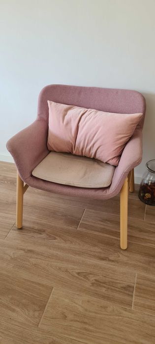 Poltrona rosa claro em bom estado