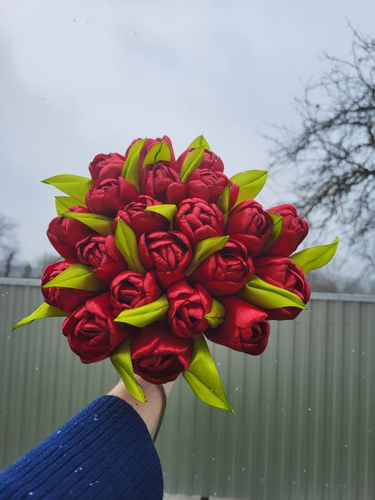 Букет з атласних тюльпанів