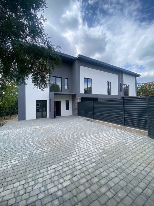 Цікавий, проект будинку на декілька входів для життя або бізнесу.