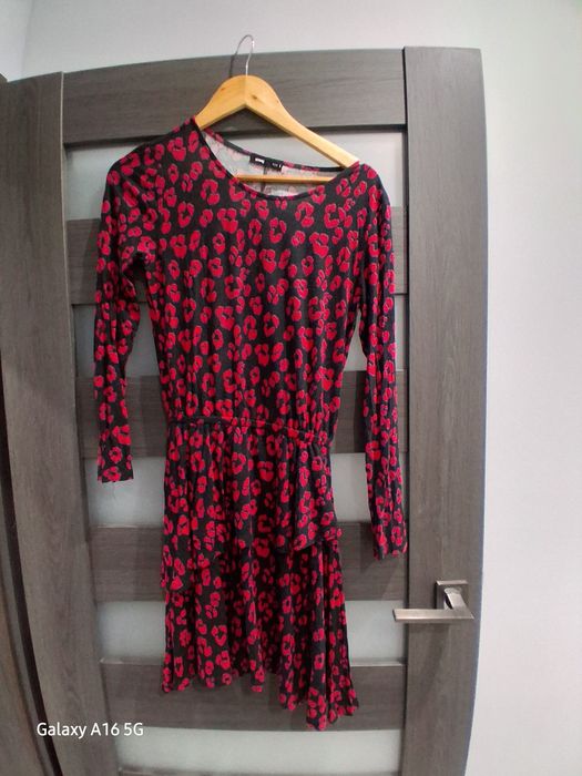 Czarna sukienka w czerwona panterke rozmiar S sinsay