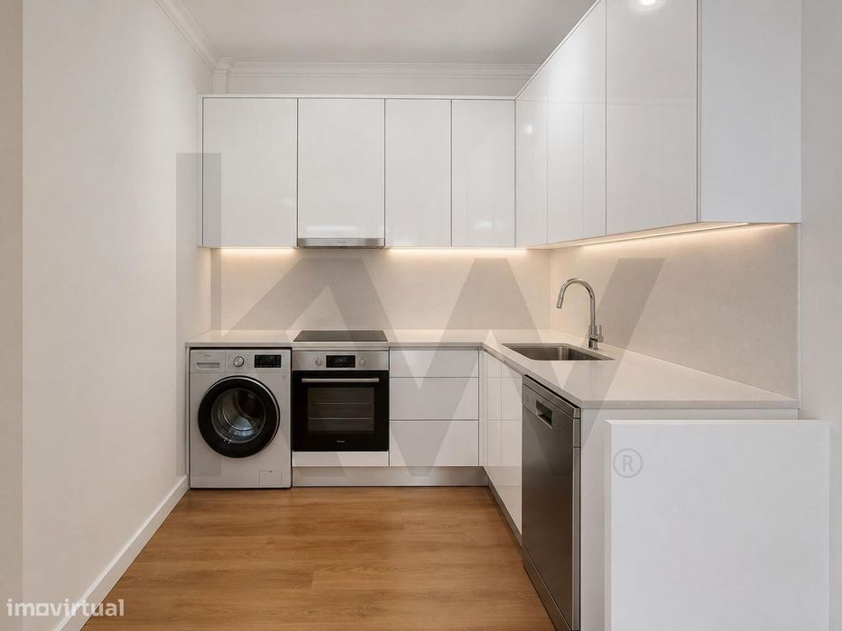 Apartamento T2 Totalmente Remodelado em Queijas, Oeiras. Pronto a habi
