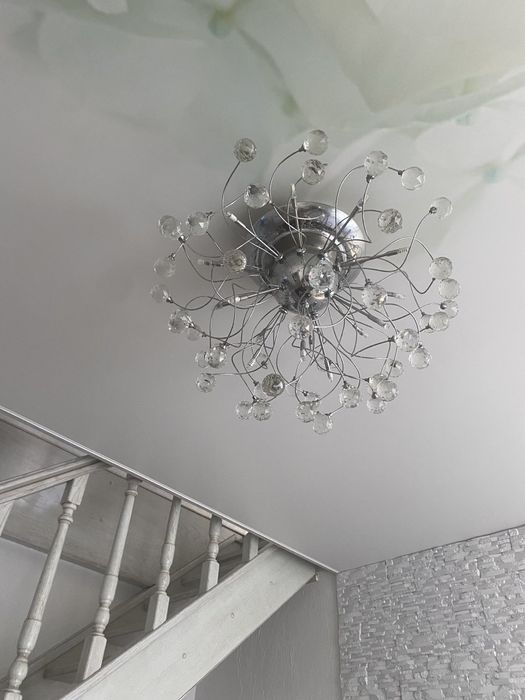 Люстра в хорошому стані