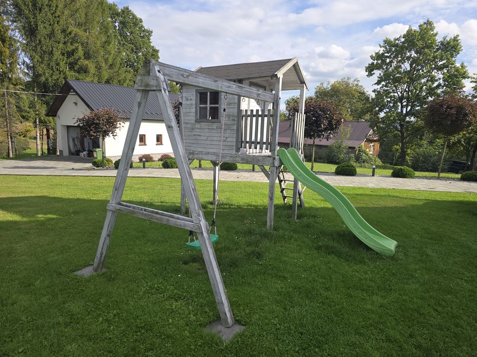 Domek dla dzieci ze zjezdzalnią i huśtawkami
