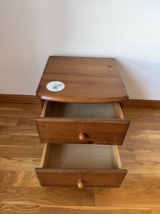 Mesa de Cabeceira em Madeira Maciça / Pinho com 2 Gavetas