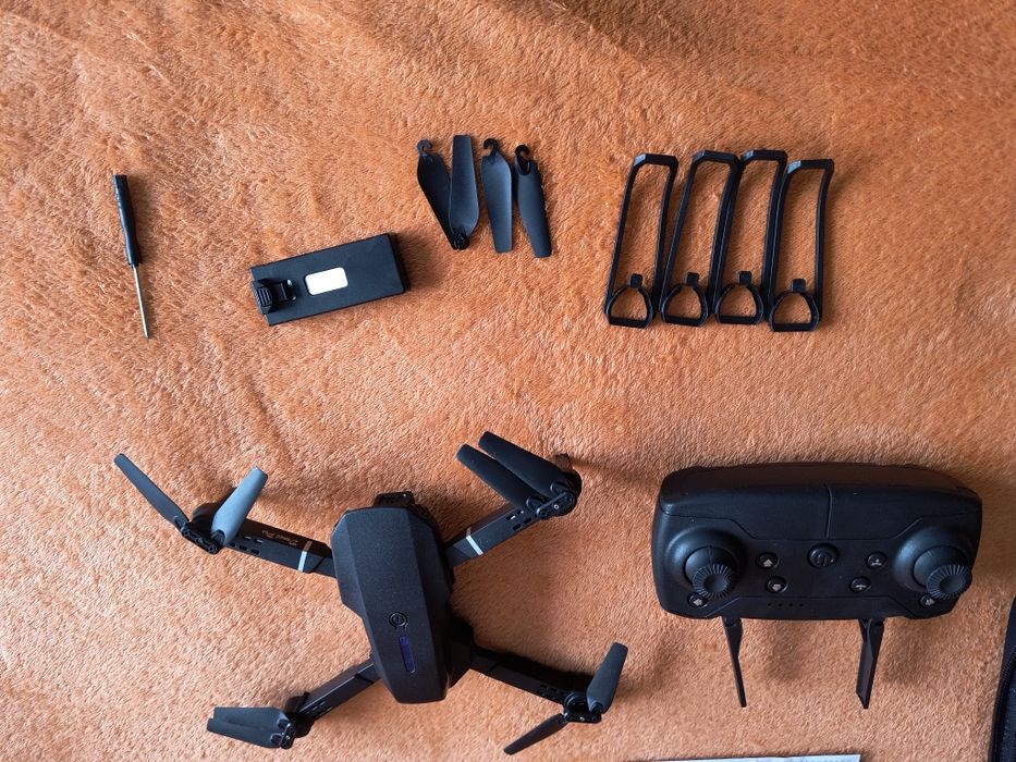 Dron z kamerą kontroler akumulator zapasowe śmigła etui