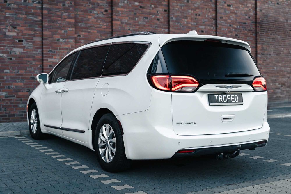 Wynajem Chrysler Pacifica 3.6 V6 (7 miejsc) wypożyczalnia samochodów