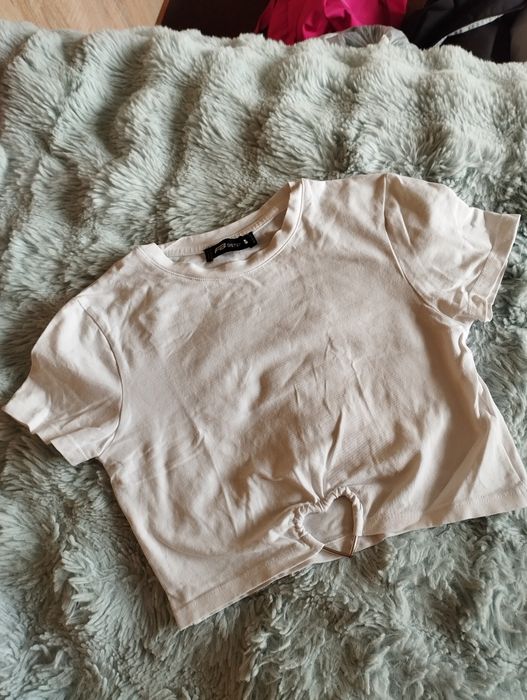 Biały crop top z serduszkiem