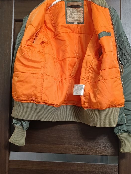 Куртку-бомбер Alpha Industries MA-1