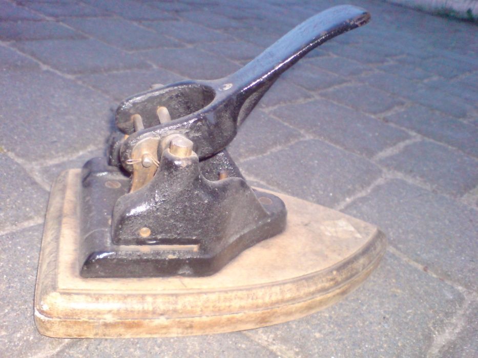 stary żeliwny dziurkacz antyk