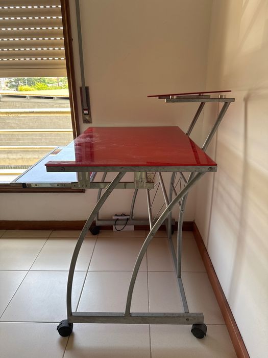 Secretaria/Mesa vermelha