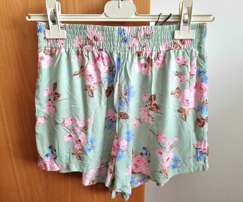 Calções verde floridos Stradivarius 100% viscose S - novos c etiqueta