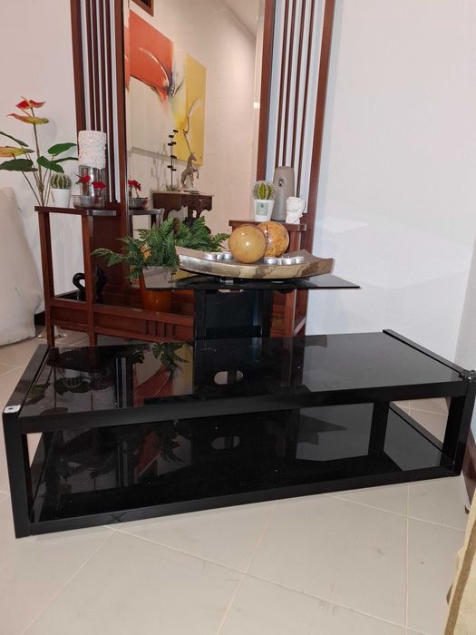 Movel baixo de televisão em vidro preto