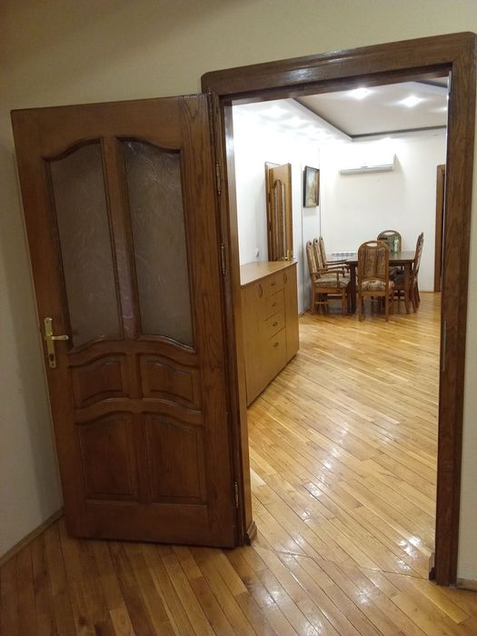 DOBA - ЦЕНТР 3 кім, 10 місць з двома Кондиціонерами !