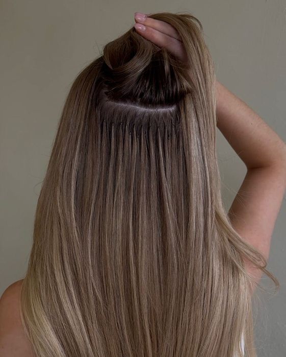 Praca jako styliska przedłużania włosów