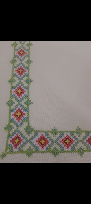 Naperon bordado em ponto de cruz, com remate feito em croché