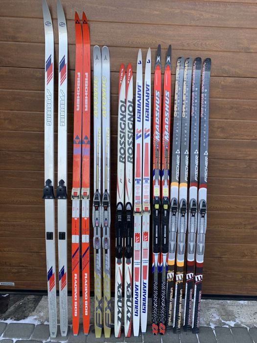 Продам лижі бігові та гірські